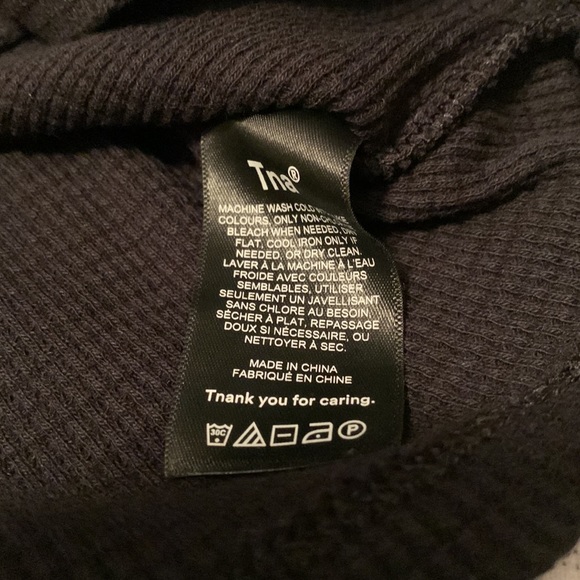 ✨2/$20 TNA | Notch V neck waffle cropped t-shirt ARITIZA - Picture 6 of 8